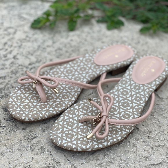 Kate Spade flip flops neutral tan with signature gold tone spade charm 8.5 - Picture 1 of 7